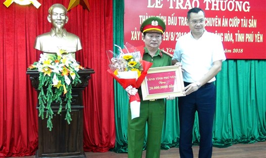 Ông Phạm Đại Dương (phải) trong một lần trao thưởng cho lực lượng công an trấn áp tội phạm. Ảnh: Phi Thanh