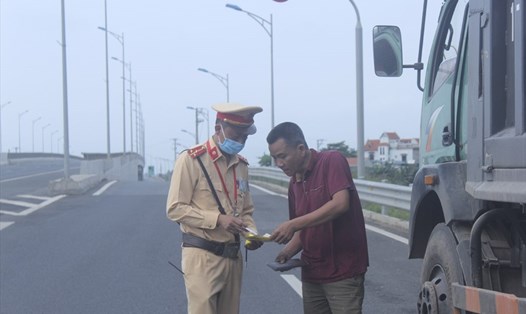 Cảnh sát giao thông kiểm tra các phương tiện lưu thông trên tuyến cao tốc Hà Nội - Hải Phòng - Quảng Ninh - Vân Đồn.
