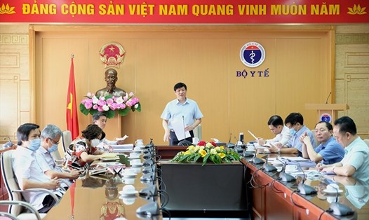 Quyền Bộ trưởng Bộ Y tế Nguyễn Thanh Long: Vẫn có nguy cơ bùng phát những đợt dịch COVID-19. Ảnh: Trần Minh.