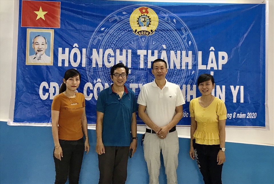 Ban chấp hành Công đoàn cơ sở cùng Ban Giám đốc Công ty TNHH sản xuất XIN YI ra mắt hội nghị. Ảnh LĐLĐ Tây Ninh cung cấp