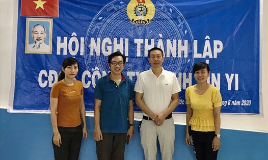 Ban chấp hành Công đoàn cơ sở cùng Ban Giám đốc Công ty TNHH sản xuất XIN YI ra mắt hội nghị. Ảnh LĐLĐ Tây Ninh cung cấp