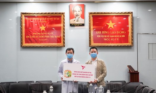 BS CKII, Thầy thuốc ưu tú Nguyễn Tri Thức, Giám đốc BV Chợ Rẫy và ông Nguyễn Thanh Bình - đại diện thương hiệu Dettol tại buổi trao tặng Dung dịch diệt khuẩn Dettol.