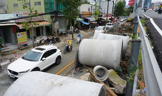 TPHCM ngưng đào đường dịp lễ 2.9. Trong ảnh, rào chắn thi công dự án nâng cấp đường Nguyễn Hữu Cảnh (quận Bình Thạnh).  Ảnh: Minh Quân