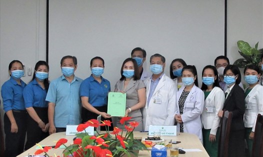 Đại diện LĐLĐ Quận 3 và Ban Giám đốc Bệnh viện mắt Quốc tế Sài Gòn ký thỏa ước lao động tập thể. Ảnh Đức Long.
