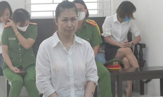 Bị cáo Trương Thị Thanh Thùy dùng sổ đỏ giả để lừa 5 nạn nhân, bị đưa ra xét xử sơ thẩm. Ảnh: V.Dũng.
