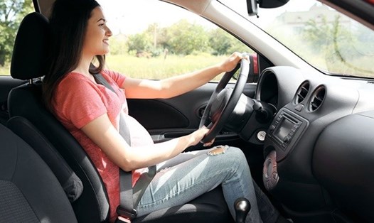 Khi mang thai, phụ nữ khi lái xe cần phải thật thận trọng để không ảnh hưởng đến thai nhi - ảnh Nam Hiệp
