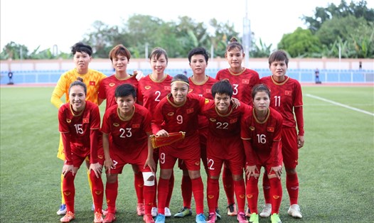 Tuyết Dung (hàng trên thứ 3 từ bên phải) và Huỳnh Như (số 9) đang có cơ hội sang Bồ Đào Nha thi đấu. Ảnh: Hoài Thu
