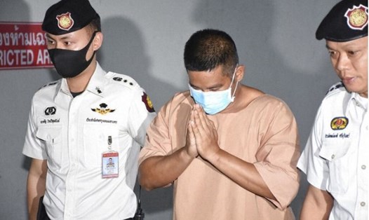 Prasitthichai Khaewkao, hung thủ cướp tiệm vàng, được đưa đến tòa án hình sự Bangkok ở Bangkok, Thái Lan hôm 27.8. Ảnh: AP.