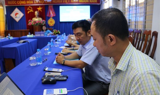 Công đoàn ngành Giáo dục Khánh Hòa tổ chức tuyên truyền lồng ghép thực hiện cài đặt ứng dụng Bluezone đến các đoàn viên, cán bộ nhà giáo. Ảnh: N.Vân