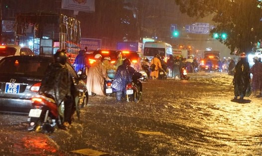 Đường Đinh Bộ Lĩnh (quận Bình Thạnh, TPHCM) ngập nặng trong cơn mưa lớn tối ngày 6.8. Ảnh: Minh Quân
