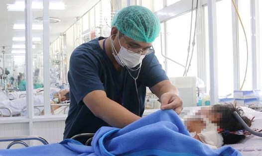Bệnh nhân bị rắn cắn đang được các bác sĩ chăm sóc tại Bệnh viện Chợ Rẫy TPHCM. Ảnh: Bệnh viện cung cấp