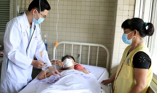 Các bác sĩ Bệnh viện Chợ Rẫy điều trị cho thiếu niên 15 tuổi bị chém đứt lìa chân. Ảnh: Bệnh viện cung cấp