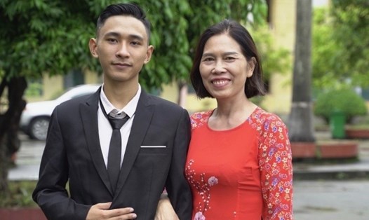 Nguyễn Văn Kiên và cô giáo chủ nhiệm Bùi Thị Miên. Ảnh: NVCC