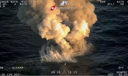 Siêu du thuyền bốc cháy ngùn ngụt và chìm dần xuống biển ở Italia. Ảnh: RT.