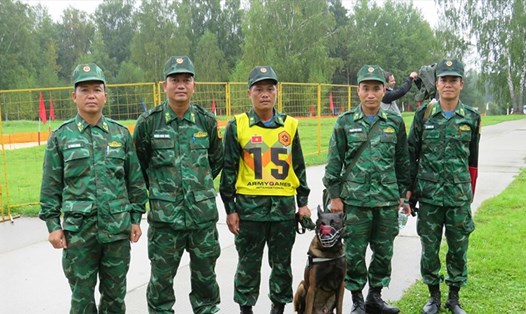 Đội Việt Nam tham dự cuộc thi huấn luyện chó nghiệp vụ tại Army Games 2020. Ảnh: Sputnik