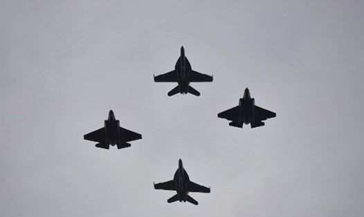 Hai chiếc F-35 (trái và phải) và 2 chiếc F-18 trong một sự kiện ngày 4.7 ở Đài tưởng niệm Lincoln tại Washington, DC hôm 4.7.2019. Ảnh: AFP.