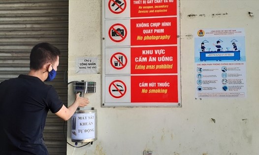 CĐCS Công ty Quốc tế Phong Phú lắp  máy khử khuẩn tay tự động tại vị trí dưới máy chấm công để người lao động luôn nhớ sử dụng để phòng, chống COVID-19. Ảnh: CĐ DMVN