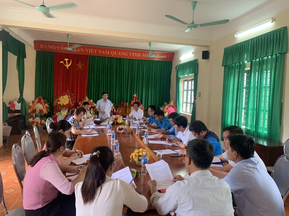 Đoàn giám sát về chính sách tiền lương trong buổi làm việc. Ảnh:  Mạnh Cường.