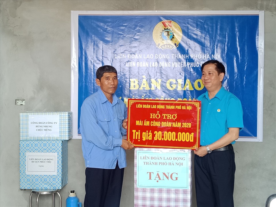 Trao hỗ trợ Mái ấm Công đoàn năm 2020 cho một đoàn viên Công đoàn có hoàn cảnh khó khăn. Ảnh: Dương Ánh