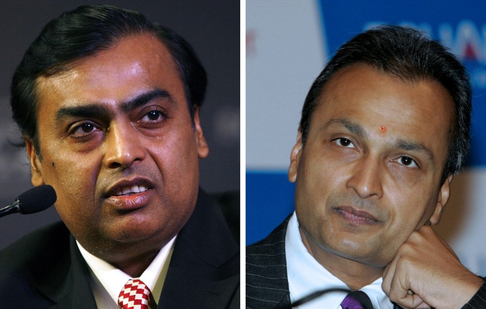 Tỉ phú giàu nhất Châu Á Mukesh Ambani (trái) và em trai Anil Ambani. Ảnh: AFP.