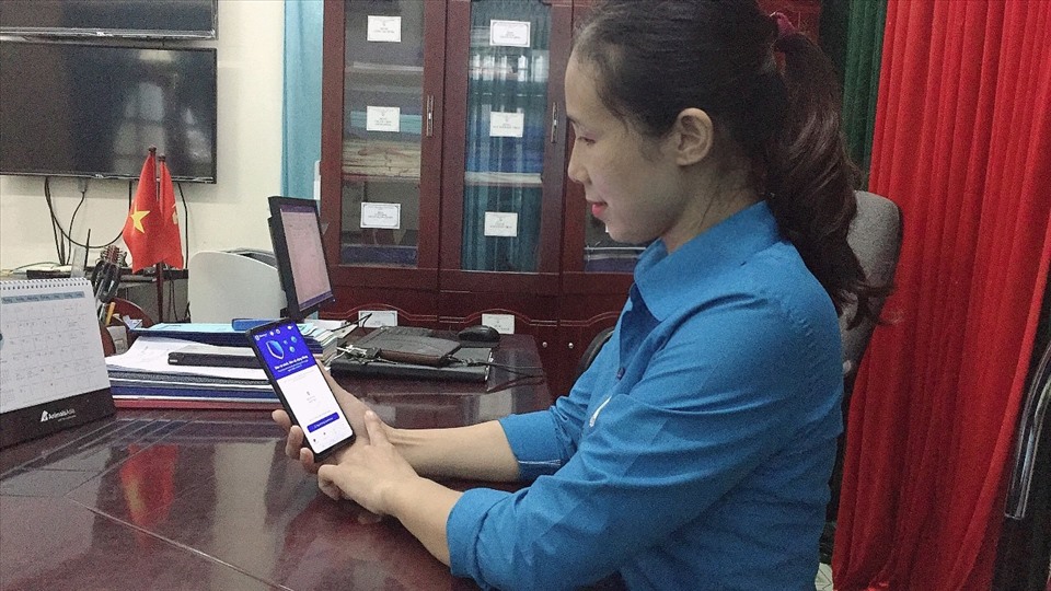 Đồng chí Trần Thị Luyến – Chủ tịch công đoàn trường THCS Tam Đảo đã cài đặt xong Bluezone. Ảnh: Thu Thuỷ.