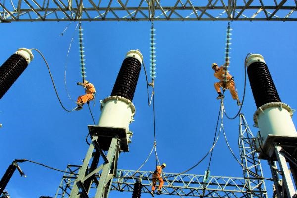Công nhân của EVNSPC duy tu, bảo dưỡng lưới điện nhằm bảo đảm cung cấp điện an toàn, ổn định trong dịp Lễ kỷ niệm Quốc khánh 2.9. Ảnh EVNSPC cung cấp.