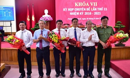 Ông Nguyễn Thanh Bình (thứ 3 từ phải qua) nhận hoa chúc mừng từ lãnh đạo tỉnh Thừa Thiên Huế. Ảnh: thuathienhue.gov.vn.