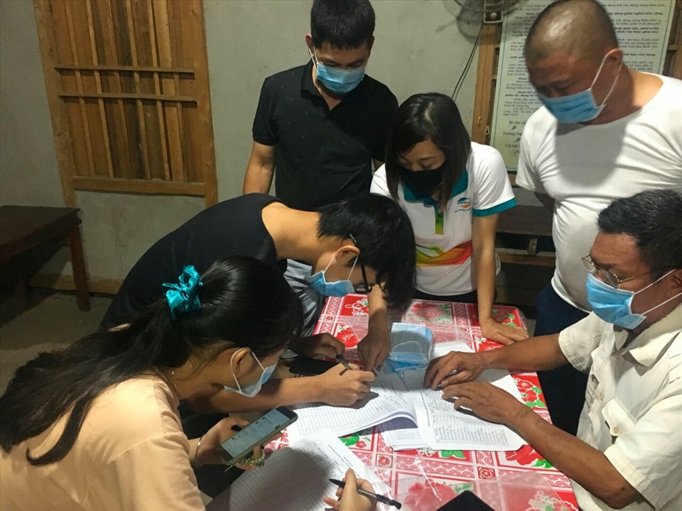 Đoàn viên công đoàn Thị trấn Phố Ràng, huyện Bảo Yên hướng dẫn người
dân cài đặt ứng dụng Bluezone. Ảnh: LĐLĐ tỉnh Lào Cai