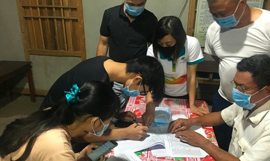 Đoàn viên công đoàn Thị trấn Phố Ràng, huyện Bảo Yên hướng dẫn người
dân cài đặt ứng dụng Bluezone. Ảnh: LĐLĐ tỉnh Lào Cai