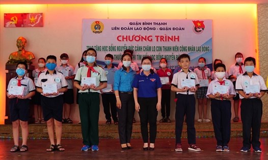 Các con CNVCLĐ nhận  học bổng Nguyễn Đức Cảnh do LĐLĐ Quận Bình Thạnh trao tặng. Ảnh Ngọc Thiện