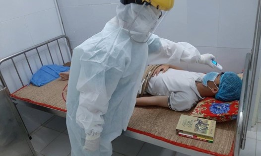 Nam thanh niên tái dương tính với SARS-CoV-2 sau 16 ngày xuất viện, đang điều trị tại bệnh viện dã chiến Quảng Ngãi. Ảnh: Bệnh viện