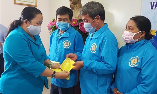 Bà Lê Thị Kim Thúy, Phó Chủ tịch LĐLĐ TPHCM trao thẻ Bảo hiểm tai nạn cho các đoàn viên Nghiệp đoàn. Ảnh Đức Long