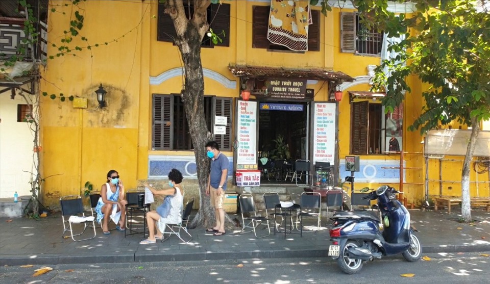 Các quán cà phê bắt đầu mở cửa trở lại trong ngày đầu thực hiện hiện Chỉ thị 19. Ảnh: Thanh Chung