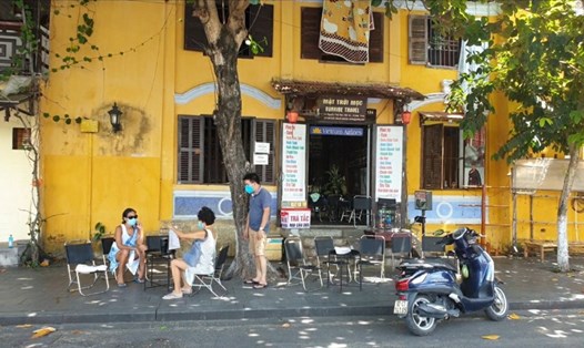 Các quán cà phê bắt đầu mở cửa trở lại trong ngày đầu thực hiện hiện Chỉ thị 19. Ảnh: Thanh Chung