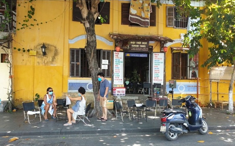 Các quán cà phê bắt đầu mở cửa trở lại trong ngày đầu thực hiện hiện Chỉ thị 19. Ảnh: Thanh Chung