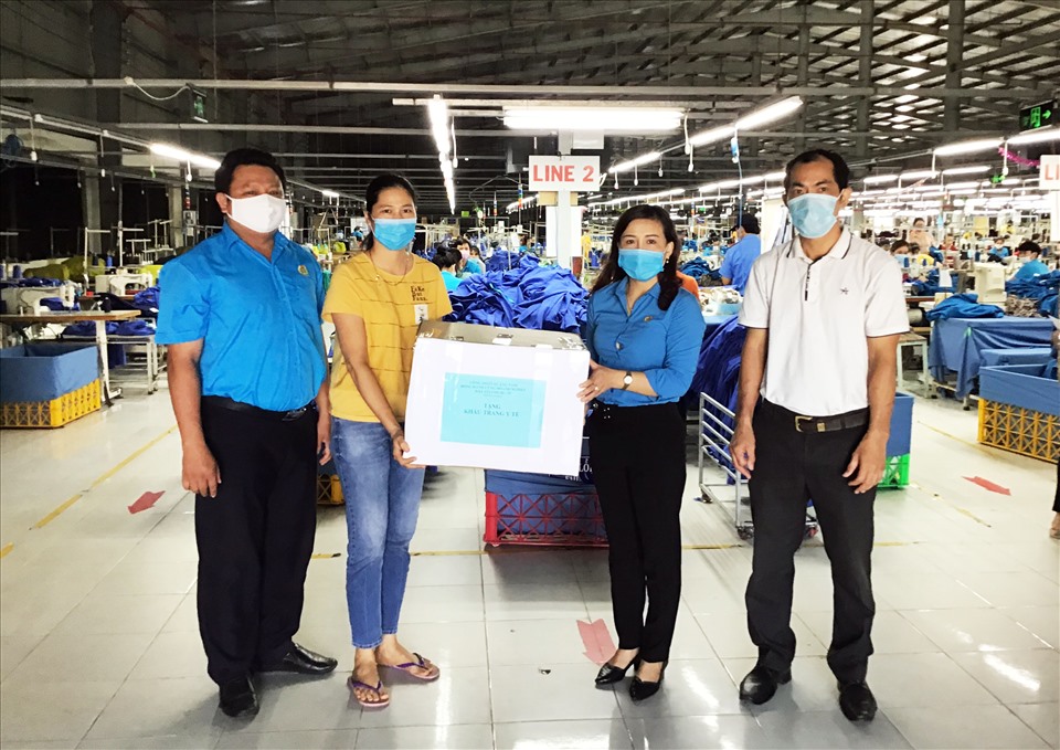 CĐ các Khu công nghiệp tỉnh Quảng Nam trao khẩu trang hỗ trợ NLĐ chống dịch COVID-19. Ảnh Thái Bình