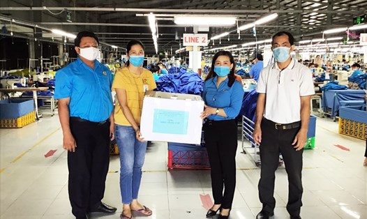 CĐ các Khu công nghiệp tỉnh Quảng Nam trao khẩu trang hỗ trợ NLĐ chống dịch COVID-19. Ảnh Thái Bình
