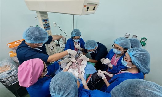 Các bác sĩ phối hợp cứu sống một bệnh nhi bị dị tật sơ sinh phức tạp. Ảnh: Bệnh viện Hùng Vương