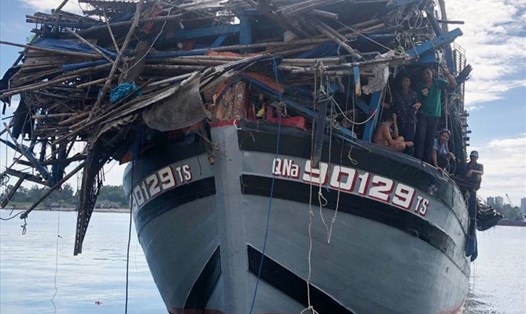 Tàu câu mực của ông Lương Văn Viên bị hư hỏng nặng. Ảnh: Ngư dân cung cấp