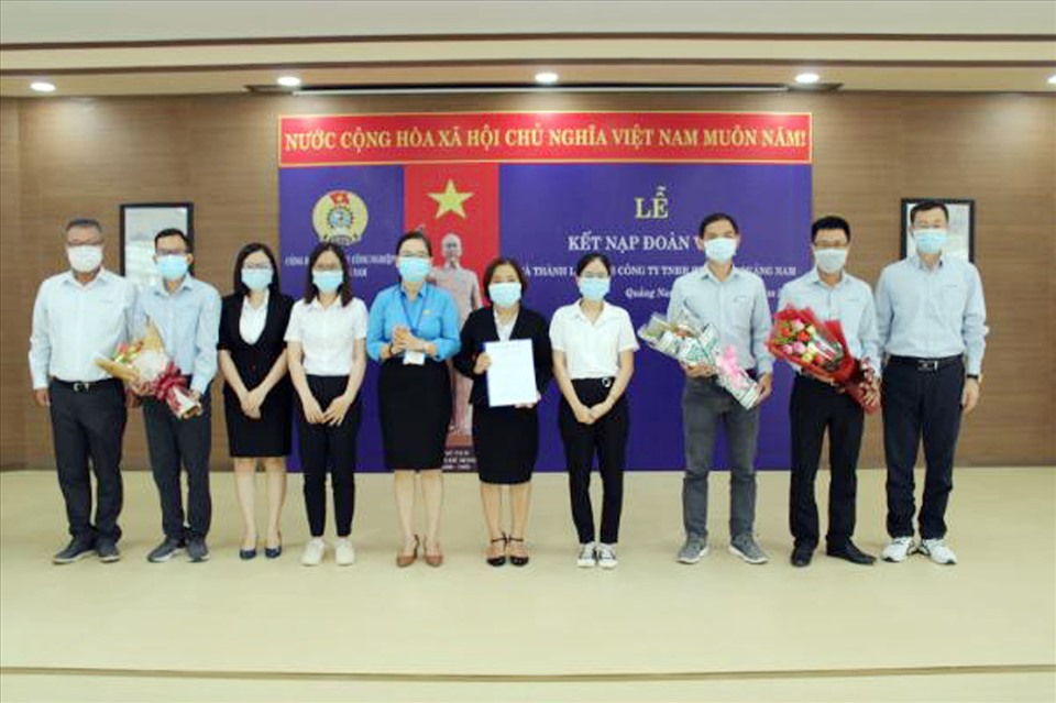 CĐ các Khu công nghiệp tỉnh Quảng Nam trao quyết định thành lập CĐCS và tặng hoa chúc mừng Ban chấp hành lâm thời. Ảnh Thảo Ly