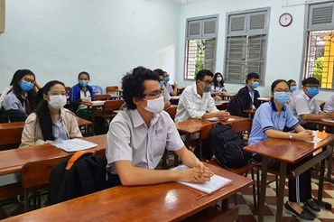 Thí sinh làm thủ tục dự thi Tốt nghiệp THPT năm 2020 tại điểm trường THPT Chuyên Lê Hồng Phong. Ảnh: Anh Nhàn
