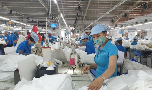 Doanh nghiệp và người lao động vùng dịch như Quảng Nam - Đà Nẵng đang dần có phương án sống chung với dịch bệnh, trong đó nền kinh tế cũng cần phải thích ứng để không đứt gãy. Ảnh: Thanh Chung