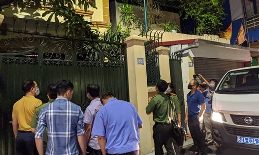 Nhiều cảnh sát mặc quân phục, thường phục, và cả đại diện Viện kiểm sát có mặt tại buổi khám xét nhà ông Nguyễn Đức Chung, lúc 19h20.