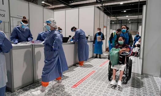 Nhân viên y tế làm việc tại bệnh viện tạm thời dành cho bệnh nhân COVID-19, đặt tại Trung tâm hội nghị và triển lãm Ifema ở Madrid, Tây Ban Nha. Ảnh: AFP.