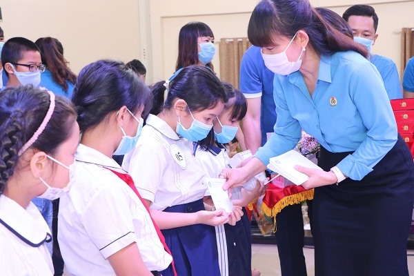 Tổ chức công đoàn trao học bổng "chắp cánh ước mơ" cho con CNLĐ. Ảnh: Khánh Phong