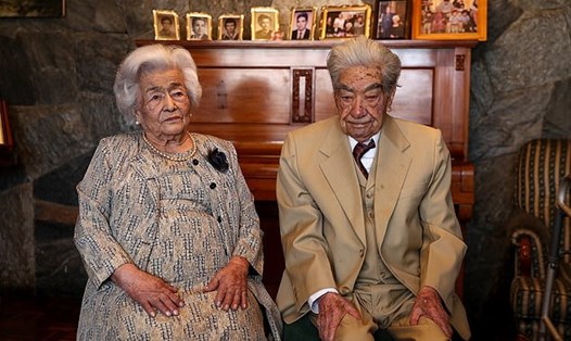 Waldramina Quinteros (trái) và Julio César Mora (phải) đã được sách kỷ lục Guinness công nhận là cặp vợ chồng cao tuổi nhất thế giới. Ảnh: EPA.