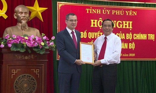 Ông Phạm Đại Dương (trái) nhận quyết định của Bộ Chính trị về công tác cán bộ. Ảnh: Thanh Hải