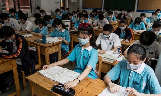 Học sinh trong lớp học ở một trường trung học tại Vũ Hán, tỉnh Hồ Bắc. Các trường trung học ở Vũ Hán đã mở cửa trở lại vào ngày 10.7 sau khi bị đóng cửa do COVID-19 bùng phát. Ảnh: AFP.