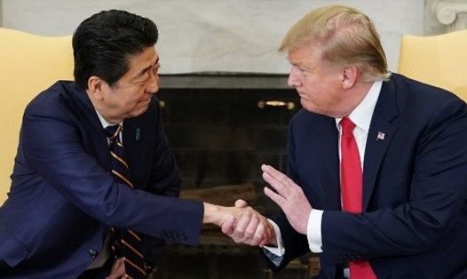 Tổng thống Mỹ Donald Trump bắt tay Thủ tướng Nhật Bản Abe Shinzo Abe trong cuộc gặp tại Phòng Bầu dục, Nhà Trắng ở Washington, DC tháng 4.2019. Ảnh: AFP.