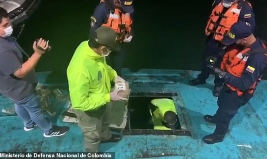 Cảnh sát chống ma túy Colombia chặn bắt và đang kiểm tra tàu ngầm chở hơn 1 tấn cocaine. Ảnh: Daily Mail.